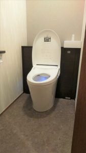 給湯器リフォーム＆収納があるLIXILリフォレで落ち着いたトイレ空間へ