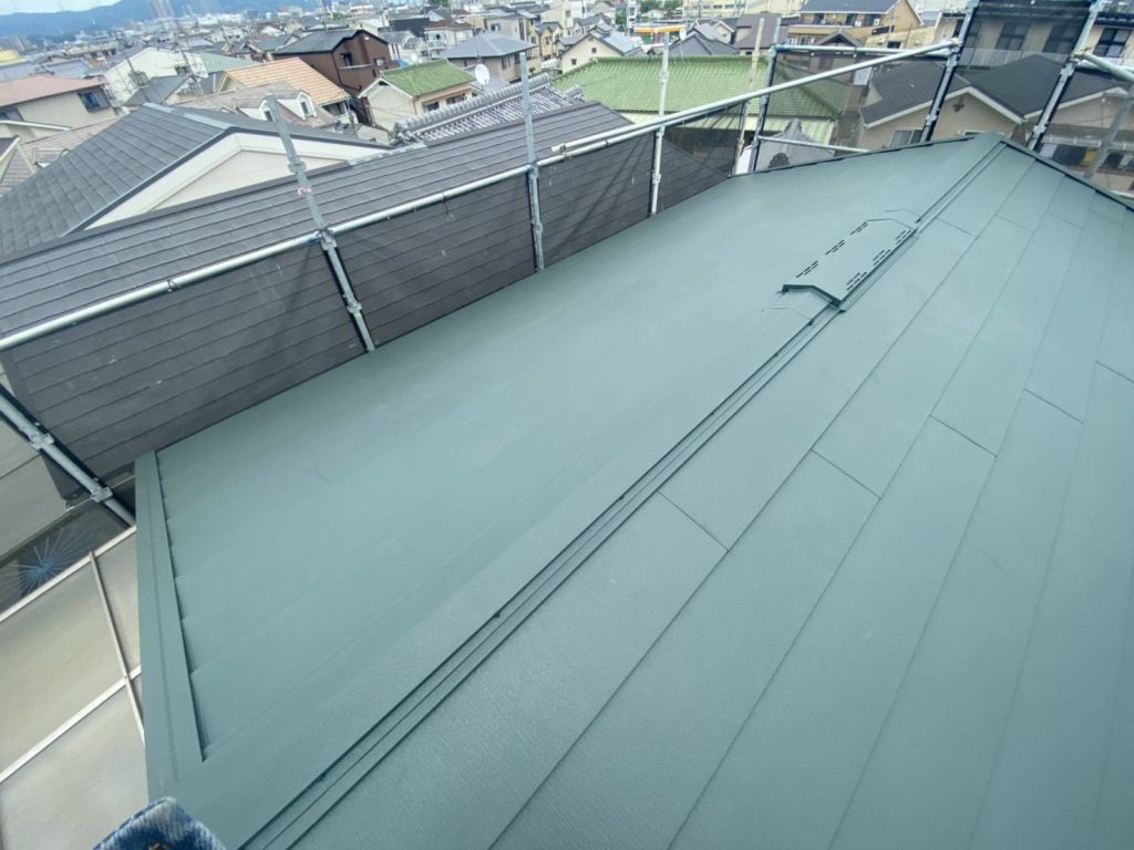 【高槻市】デザイン塗装がお気に入りに！屋根重ね葺き・外壁塗装工事