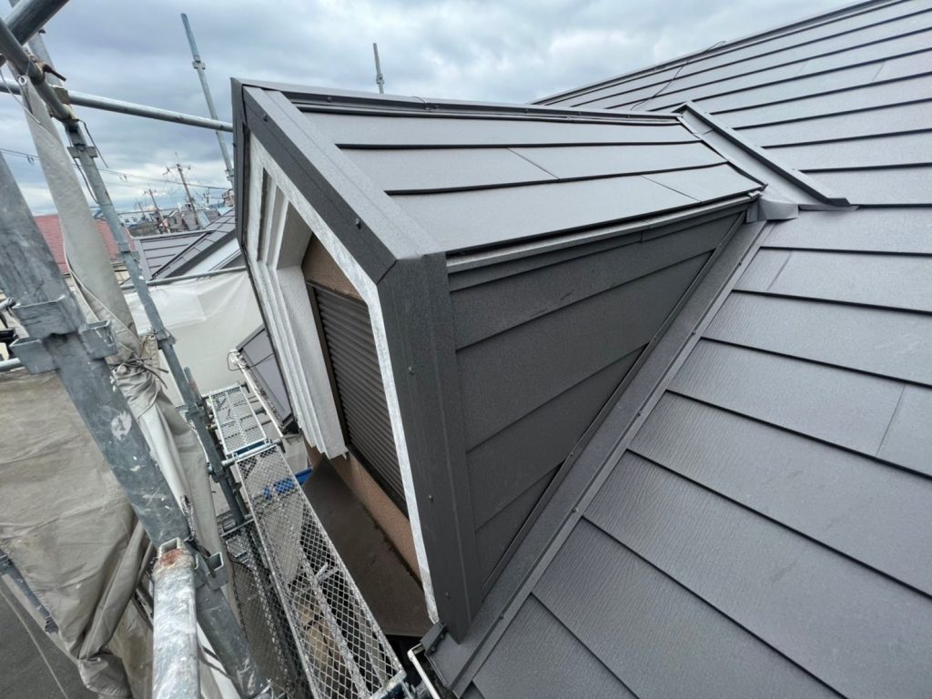 【茨木市】太陽光パネル付屋根のカバー工法　ガルテクト　