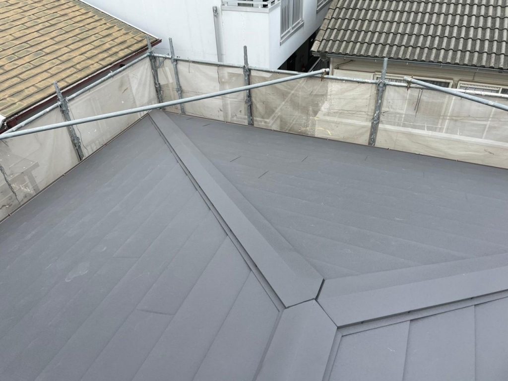 【池田市】優れた遮熱性と断熱効果なら！スーパーガルテクト/屋根カバー工法