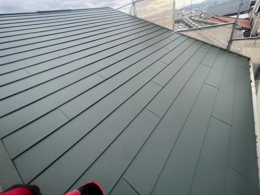 【茨木市】色褪せた！でも塗装が難しい屋根に/スーパーガルテクト（屋根カバー工法）