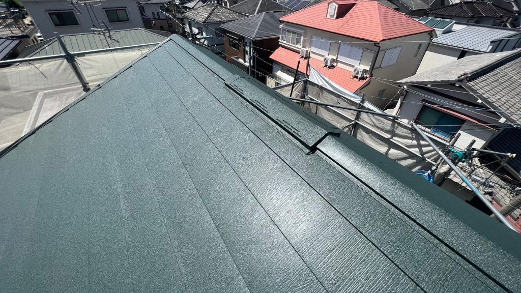 【茨木市】色褪せた！でも塗装が難しい屋根に/スーパーガルテクト（屋根カバー工法）