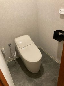 【茨木市・高槻市】店舗リフォーム施工事例｜トイレ・手洗い・建具などリフォーム　モダンで清潔感のある空間へ